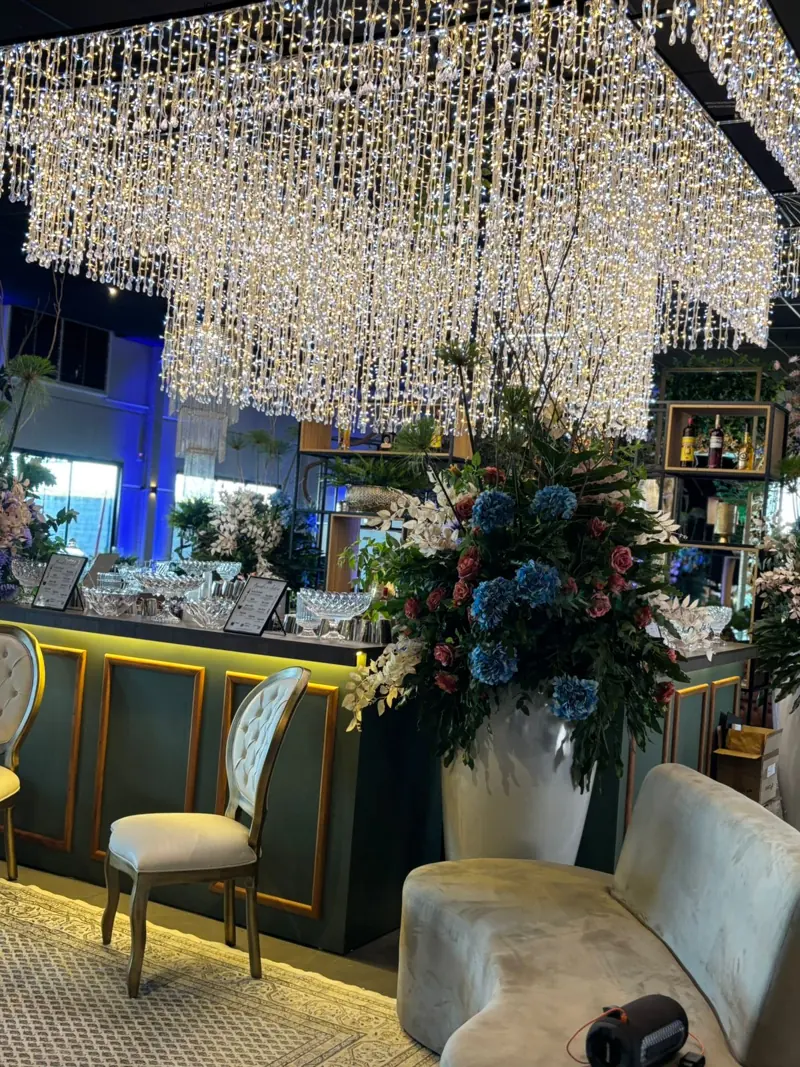 Salão de festa decorado com flores