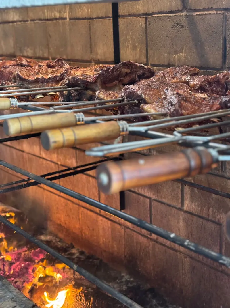 Costelas em espetos sobre o fogo