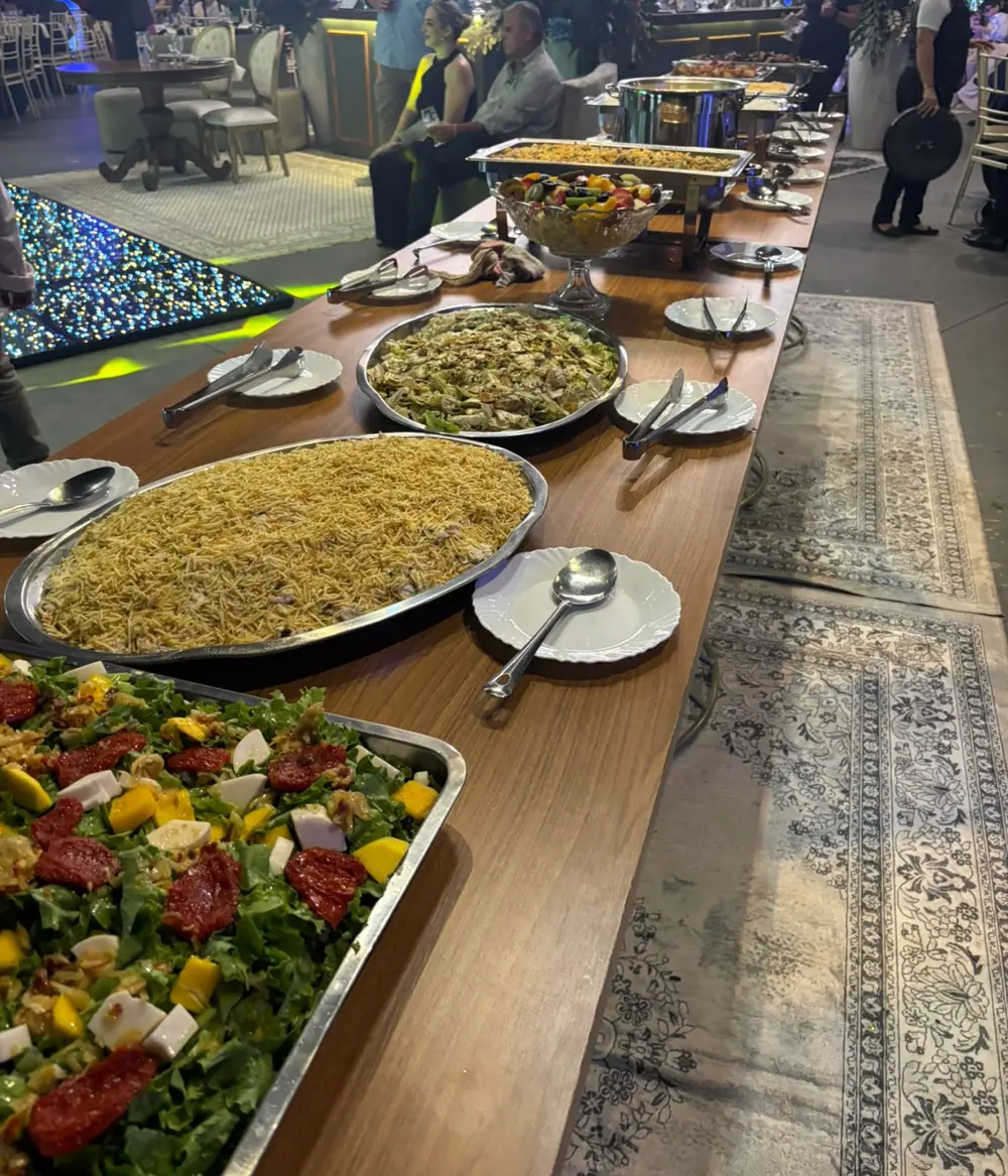 Mesa do buffet com saladas montada num evento atendido pela Brígida